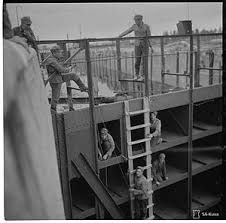 Suomalaiset pioneerit panostavat Syvärin voimalaitoksen kanavansulkuja kesäkuussa 1944. Kuvan lähde on Wikipedia.