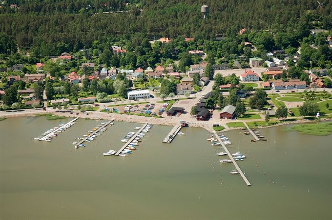 Loviisan vierasvenesatama Laivasilta. Kuvan lähde on venelehti.fi.