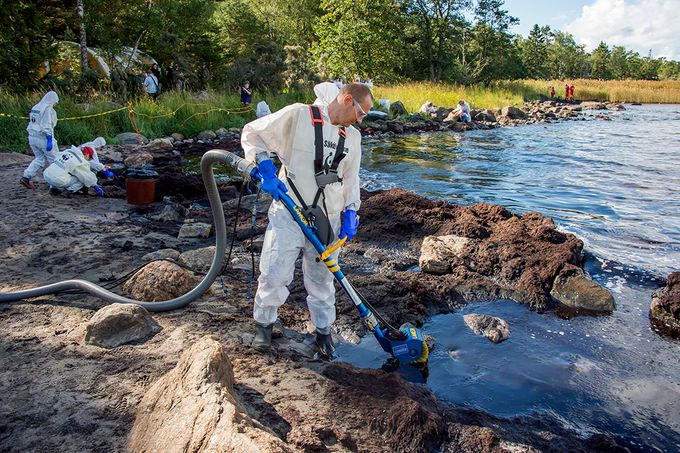 WWF:n vapaaehtoiset demonstroivat öljyn keräämistä harjoituksessa v. 2014. Kuvan lähde on pelastustieto.fi.