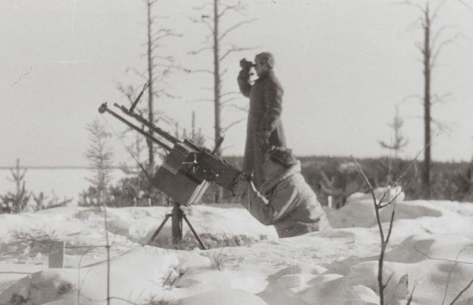 Ilmatorjuntakonekivääri Koepilahden kylän läheisellä harjulla. Kuvan lähde on 14dperinneyhdistys.fi.