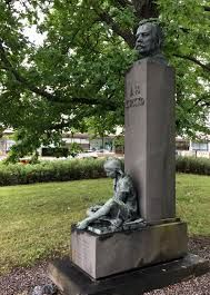 Aukusti Veuron veistämä J.H. Erkon muistomerkki Orimattilassa. Veistos on paljastettu vuonna 1937. Kuvan lähde on Wikipedia.