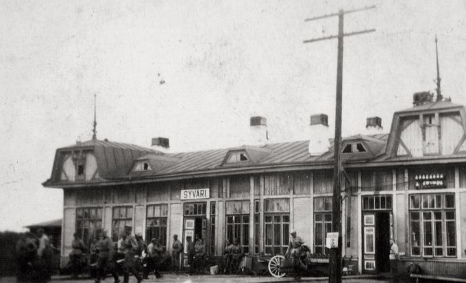 Suomalaissotilaat odottamassa lomajunaa Syvärin asemalla sota-aikana. Kuvan lähde on jukkajoutsi.fi.