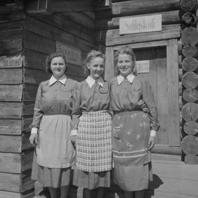 Syvärillä Terho-sotilaskodin lotat. Kuvan lähde on SA-kuva 30-5-1942.