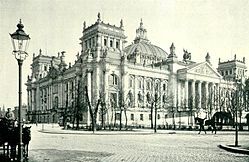 Saksan valtiopäivätalo Berliinissä 1890-luvulla. Kuvan lähde on Wikiwand.com.