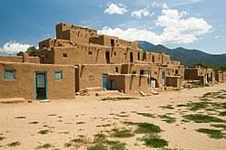 Kuva 1. Pueblokylä New Mexicossa on maailman vanhin aikanaan jatkuvasti asuttu kerrostalo. Se on rakennettu ennen vuotta 1400. Kuvan lähde on Wikiwand.com.