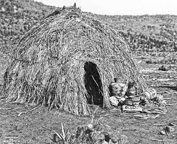 Kuva 3.  Wigwam-asunto vuonna 1903. Sitä käyttivät puolipaimentolaiset intiaanit Pohjois-Amerikassa. Kuvan lähde on iLovevaquero.com.