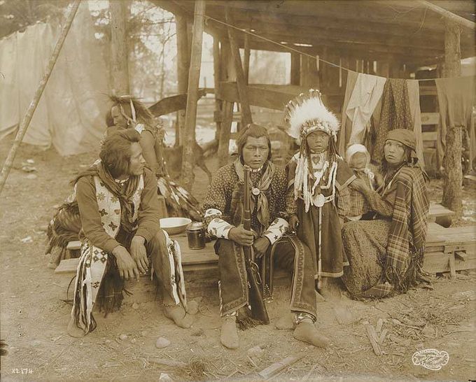 Kuva 5. Sahaptin- eli nez perce -intiaaneja. Kuvan lähde on Wikiwand.