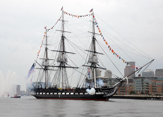Kuva 7.  Fregatti ”USS Constituion” vuonna 2014 Bostonin satamassa. Kuvan lähde on Wikipedia.