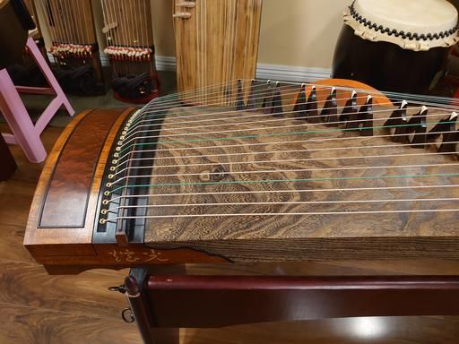 Kuva 2. Japanilainen guzheng-soitin. Kuvan lähde on soundofasia.com.