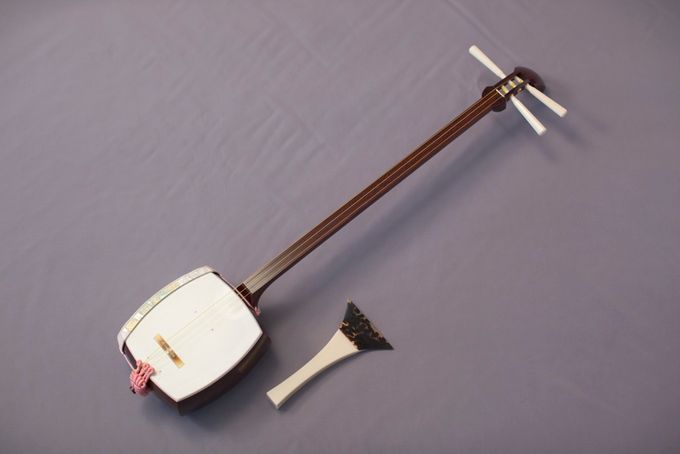 Kuva 1. Japanilainen shamisen-soitin. Kuvan lähde on senzoku-online.jp.