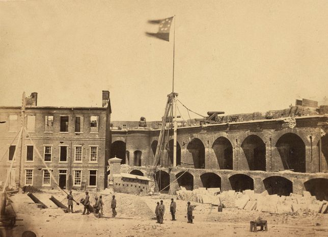 Kuva 1. Konfederaation lippu Fort Sumterissa 15. huhtikuuta 1861. Valokuvan lähde on Wikipedia.