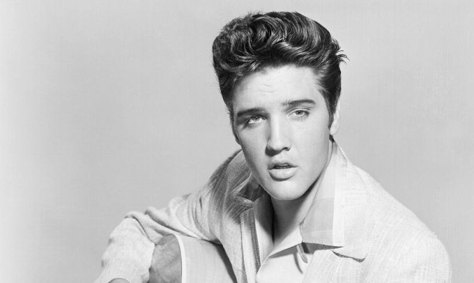 Elvis Presley vuonna 1954 uransa alussa. Kuvan lähde on rollingstone.com.