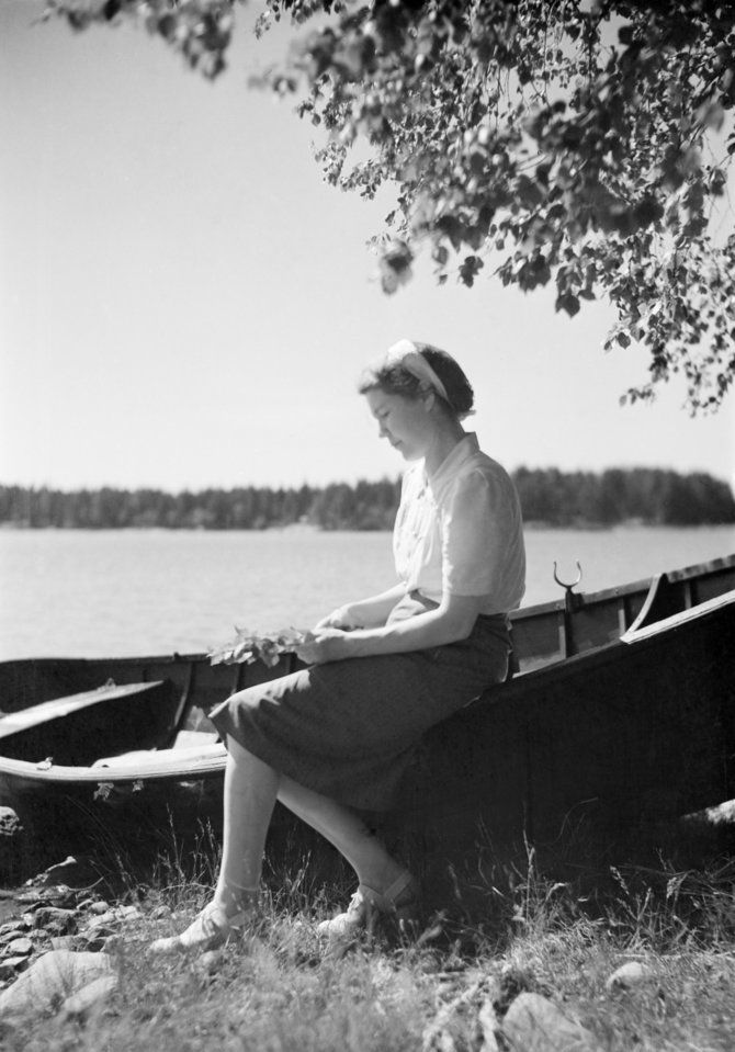 Runoilija Aale Tynni kesäpäivän paisteessa Espoon Westendissä meren rannalla kesällä 1948. Kuvan lähde on Erkki Johannes Viitasalo/Suomen valokuvataiteen museo/Alma Media/Uuden Suomen kokoelma.