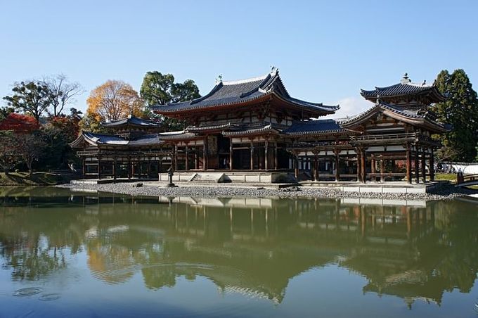 Kuva 1. Heian kaudella keisari Fujiwara no Yorimichin rakennuttama temppeli vuodelta 1052 Kioton eteläpuolella. Kuvan lähde on worldhistory.org.