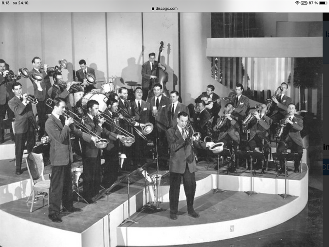 Kuva 6. Glenn Miller big band-orkesterinsa kanssa. Kuvan lähde on discogs.com.