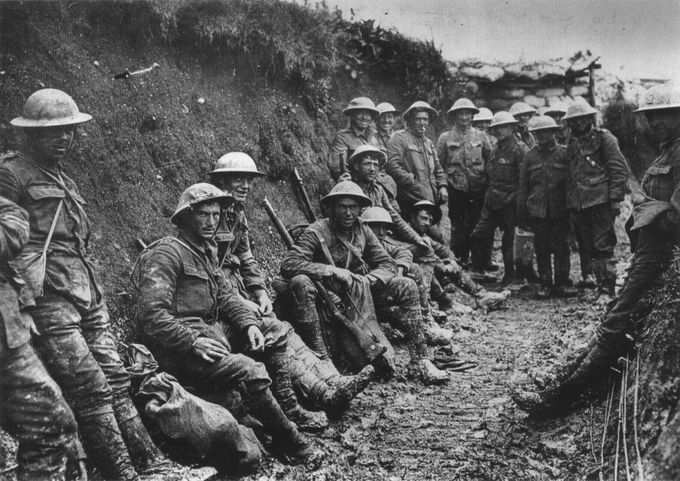 Kuva 2. Brittiläisen siirtoarmeijan joukkoja Sommen taistelussa 1916. Kuvan lähde on Wikipedia.