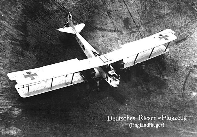 Kuva 3. Saksalainen Gotha G -pommikone, jollainen pommitti Lontoota. Kuvan lähde Wikipedia.