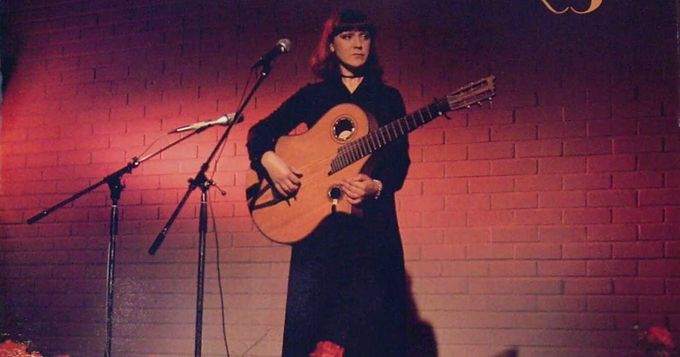 Kuva 2. Žanna Bitševskaja esiintyy. Kuvan lähde on kansankulttuuri.blogspot.com.
