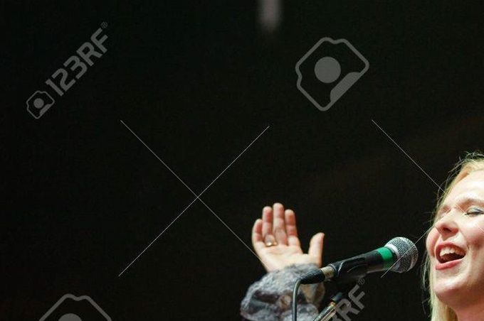 Kuva 4. Laulaja Pelageja esiintymässä rock-konsertissa. Kuvan lähde on 123rf.com.