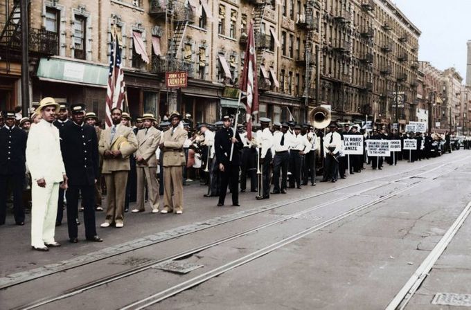 Kuva 6. Junahenkilökunnan juhlaparaati vuonna 1936 New Yorkissa. Kuvan lähde on kansanuutiset.fi.