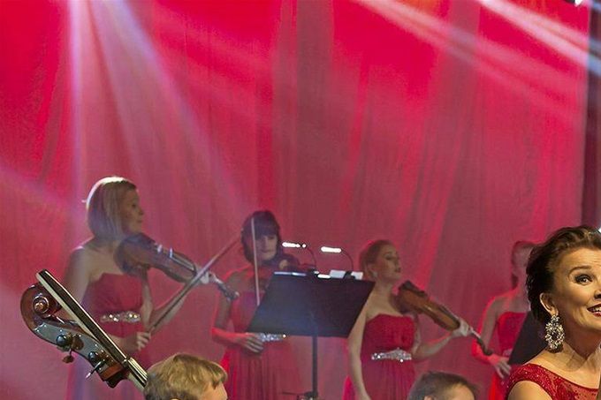 Kuva 3. Arja Koriseva esiintymässä Lappeenrantasalissa 30-vuotisen taiteilijauran juhlakonsertissa. Kuvan lähde on lappeenrannanuutiset.fi.