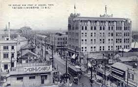 Kuva 1. Tokion pääkatu Shinjuku vuonna 1930. Kuvan lähde on oldtokio.com.