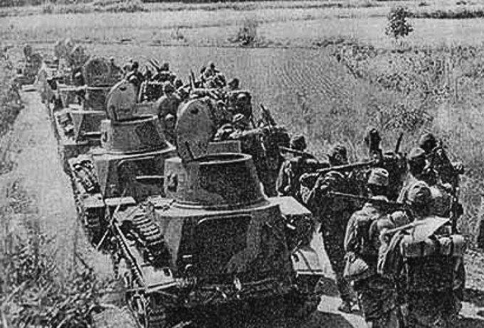 Kuva 4. Japanilaisia pioneerijoukkoja marssilla lokakuussa 1938 Wuhanin taistelussa. Kuvan lähde on Wikipedia.org.