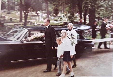 Kuva 2. Paavo Haavikko, Marja-Liisa Vartion adoptiotytär Laritsa sekä lapset Heikki ja Johanna Haavikko Marja-Liisa Vartion hautajaisissa 1966. Kuvan lähde on is.fi.