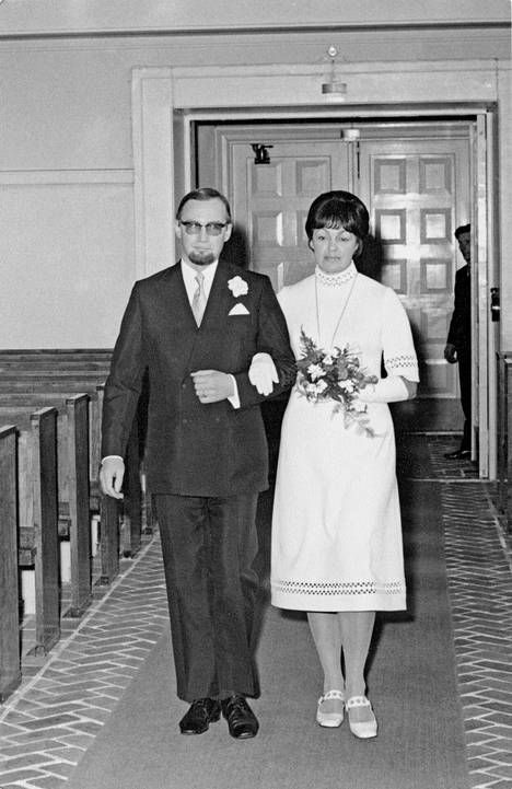 Kuva 2. Paavo Haavikon ja Ritva Rainion häät 1971. Kuvan lähde on is.fi.