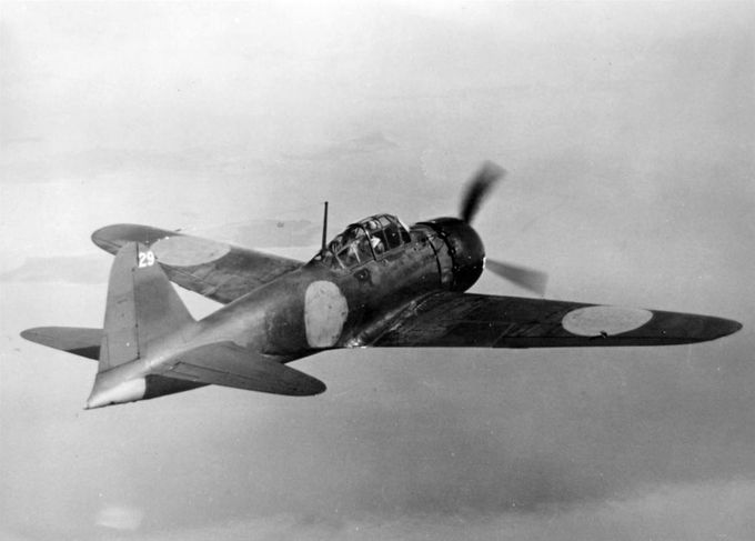 Kuva 3. Hävittäjä Mitsubishi A6M5 Zero syyskuussa 1944. Kuvan lähde on Wikimedia.org.