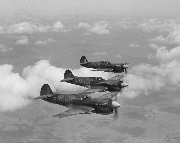 Kuva 10. Curtiss P-40 Kittyhawk -hävittäjiä vuonna 1943. Kuvan lähde on worldwarphotos.info.