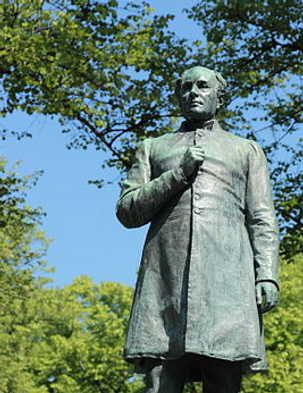 Kuva 1. Runebergin patsaan Porvoossa on veistänyt hänen poikansa Walter Runeberg. Kuvan lähde on Wikipedia.org.
