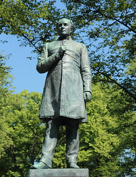 Kuva 1. Runebergin patsaan Porvoossa on veistänyt hänen poikansa Walter Runeberg. Kuvan lähde on Wikipedia.org.