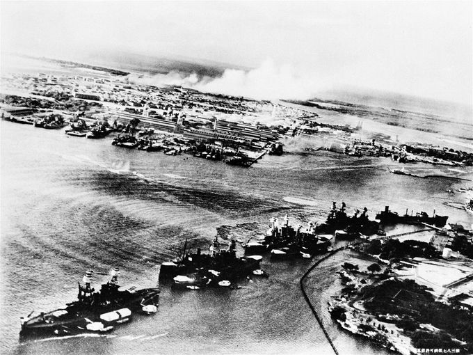Kuva 1. Pearl Harborin satama hyökkäyksen alkaessa. Japanilaisen lentäjän näkökulma oli tällainen. Kuvan lähde on nationalgeographic.com..