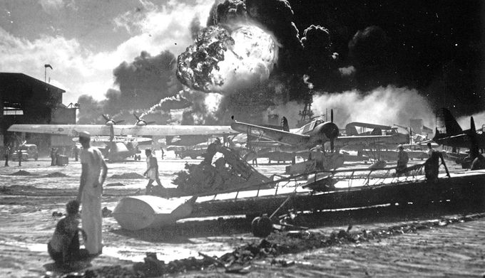 Kuva 3. Tilanne Yhdysvaltain armeijan lentokentällä Pearl Haborissa 7.12.1941. Kuvan lähde on aarp.org.