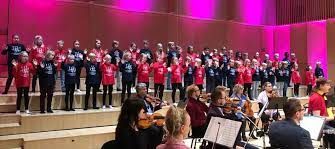 Kuva 1. Mikkelin musiikkiluokkien kuoro esiintymässä. Kuvan lähde on Mikkelin musiikkiluokkien kotisivu.