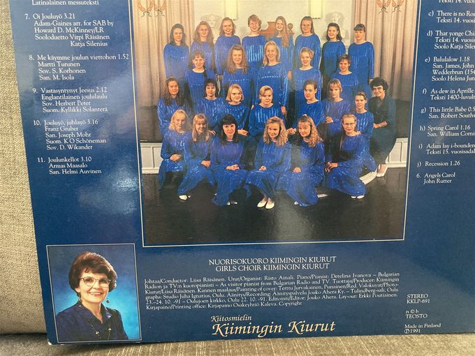 Kuva 4. Kiimingin kiurut -kuoro äänilevyn takakannessa. Kuva on kirjoittajan oma.