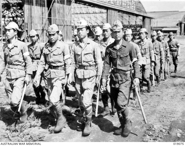 Kuva 5. Japanilaisia sotilaita marssimassa Filippiineillä elokuussa 1945. Kuvan lähde on awm.gov.au.