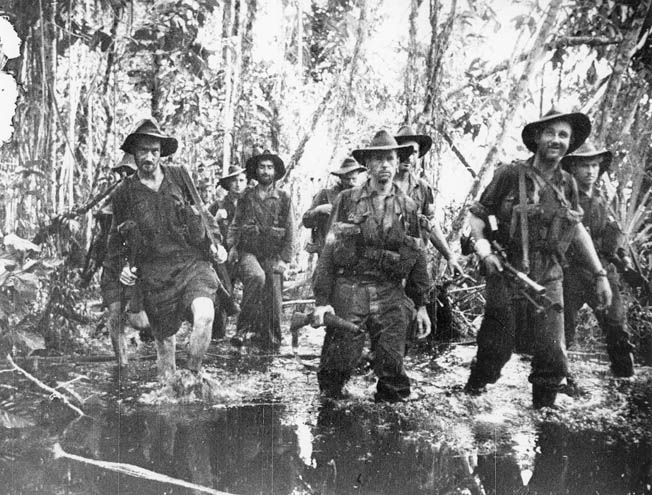 Kuva 1. Australialaisia taistelijoita Uuden-Guinean Bunassa. Kuvan lähde on warfarehistorynetwork.com.