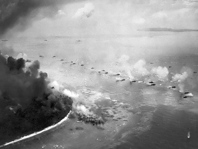 Kuva 4. Yhdysvaltalaisjoukkoja hyökkäämässä Peleliuun vuonna 1944. Kuvan lähde on Wikipedia.