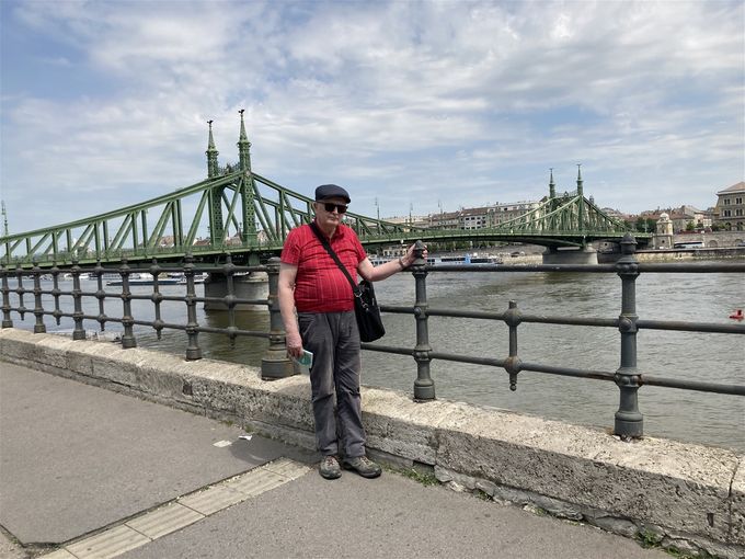 Kuva 4. Kirjoittajan takana näkyy Tonavan joki. Kuva on otettu omalla kameralla.