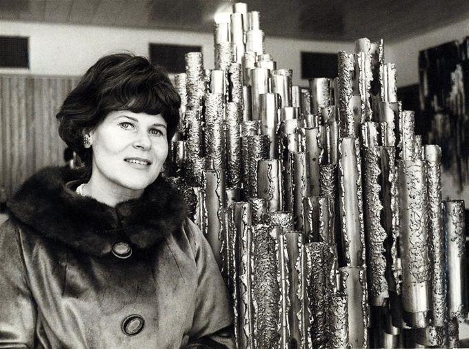 Kuva 3. Kuvanveistäjä Eila Hiltunen vuonna 1965. Kuvan lähde on wikipedia.org.