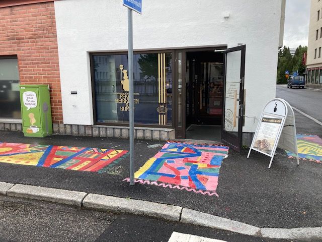 Kuva 1. Leipomo- ja konditorialiike Pekka Heikkinen kadulta käsin. Kuvaaja on Eino Tienari.