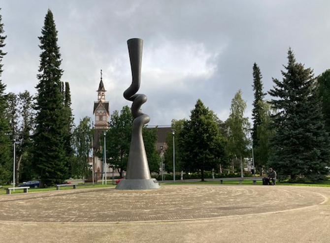 Kuva 2. Urho Kekkosen muistomerkki Kajaanissa. Kuvaaja on Eino Tienari.