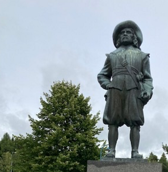 Kuva 5. Pietari Brahen patsas Kajaanissa. Kuvaaja on Eino Tienari.
