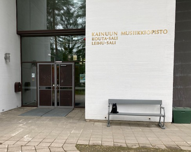 Kuva 6. Kainuun musiikkiopiston ulko-ovi. Valokuvaaja on Eino Tienari.