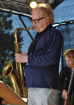 Kuva 1. Eero Koivistoinen esiintymässä Pori Jazzissa 2012. Kuvan lähde on wikipedia.org.