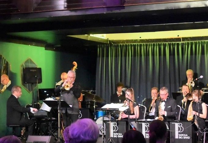 Kuva 1. Tapiola Big Band vuonna 2019, jolloin se täytti 50 vuotta. Kuvan lähde on jazzrytmit.fi.