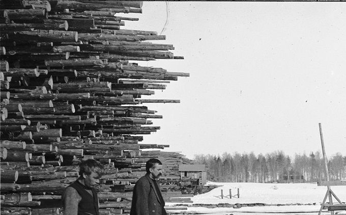 Kuva 2. Kahden punakaartilaisen teloitus Varkaudessa vuonna 1918. Kuvan lähde on wikipedia.org.