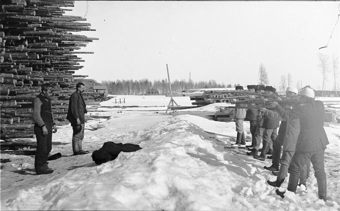 Kuva 2. Kahden punakaartilaisen teloitus Varkaudessa vuonna 1918. Kuvan lähde on wikipedia.org.